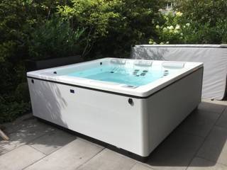 Outdoor Whirlpool für die Ehefrau, Hesselbach GmbH Hesselbach GmbH Balcones y terrazas de estilo clásico Plástico