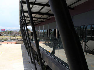 Plaza Básica, PASQUINEL Studio PASQUINEL Studio Corredores, halls e escadas industriais