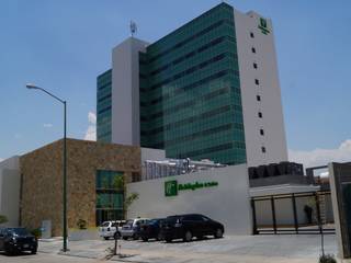 Hotel Holiday inn León Gto., Studio Glass Studio Glass Casas estilo moderno: ideas, arquitectura e imágenes Aluminio/Cinc