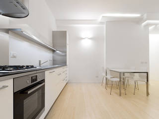 Giochi di luce e trasparenze: Bilocale a Milano, PAZdesign PAZdesign Built-in kitchens White