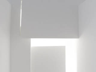 Giochi di luce e trasparenze: Bilocale a Milano, PAZdesign PAZdesign Moderner Flur, Diele & Treppenhaus Weiß
