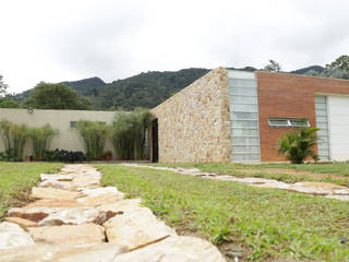 Casa Dapa AN, COLECTIVO CREATIVO COLECTIVO CREATIVO Дома в стиле модерн Камень