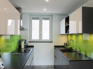 MAISON A SOUFFLENHEIM, Agence ADI-HOME Agence ADI-HOME オリジナルデザインの キッチン 木材・プラスチック複合ボード 白色