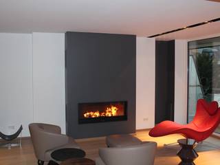 Moderner Frontkamin mit langer Scheibe, Die Kaminbauer Mera Flammart GmbH - Kamine aus Duesseldorf Die Kaminbauer Mera Flammart GmbH - Kamine aus Duesseldorf Modern Living Room Kamin