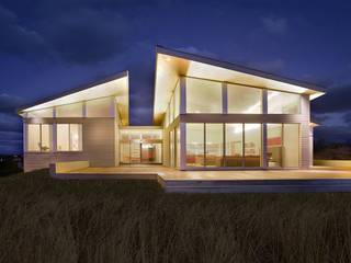 Truro Modern Beach House, ZeroEnergy Design ZeroEnergy Design Nhà Grey