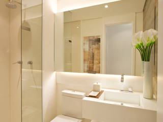 homify Modern bathroom