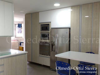 Cocina Integral en Poliuretano Brillante, Cocinas Integrales Olmedo Ortiz Sierra Cocinas Integrales Olmedo Ortiz Sierra Cocinas de estilo moderno Aglomerado