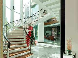 Contemporarily Dashing | BUNGALOW, Design Spirits Design Spirits Modern corridor, hallway & stairs