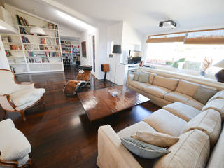 Attico Via delle Barchetta, Studio Fori Studio Fori Colonial style living room