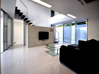 HG-HOUSE IN GINOWAN, 門一級建築士事務所 門一級建築士事務所 Modern Living Room Tiles White