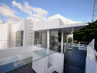 HG-HOUSE IN GINOWAN, 門一級建築士事務所 門一級建築士事務所 Moderner Balkon, Veranda & Terrasse Glas Transparent