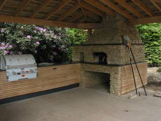 Outdoor kitchen in oak, wood-fired oven wood-fired oven