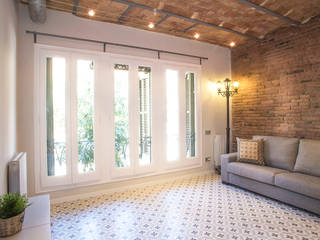 Reforma integral y de mobiliario en calle Còrsega de Barcelona, Grupo Inventia Grupo Inventia Modern living room Bricks