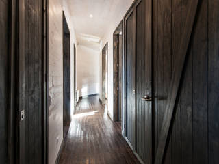 CASA RH, ESTUDIO BASE ARQUITECTOS ESTUDIO BASE ARQUITECTOS Rustic style corridor, hallway & stairs لکڑی