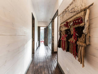 CASA RH, ESTUDIO BASE ARQUITECTOS ESTUDIO BASE ARQUITECTOS Koridor & Tangga Gaya Rustic Kayu