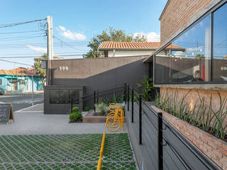 Nóz Café e Pães , Vertentes Arquitetura Vertentes Arquitetura Balcone, Veranda & Terrazza in stile rustico Laterizio