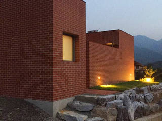 Rural brick house, small-rooms association small-rooms association Casas minimalistas Tijolo