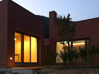 Rural brick house, small-rooms association small-rooms association Casas minimalistas Tijolo