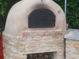 outdoor kitchen with wood-fired oven, wood-fired oven wood-fired oven Giardino in stile rustico