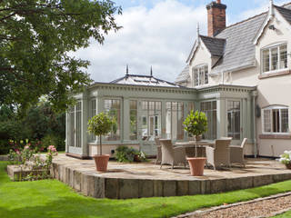 Interesting Orangery with Dentil Moulding, Vale Garden Houses Vale Garden Houses Anexos de estilo clásico Madera Acabado en madera