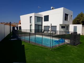 Vistas traseras de la vivienda homify Piscinas de estilo moderno