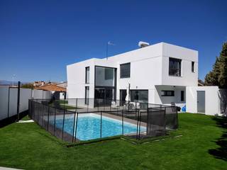 Vivienda Unifamiliar en Villanueva de La Cañada (Madrid), MODULAR HOME MODULAR HOME Garden Pool Concrete White