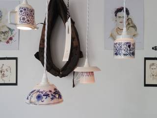 Hängelampen aus Vintage-Porzellan mit weißen Textilkabeln, Lieselotte Lieselotte Cucina in stile scandinavo Ceramica Blu