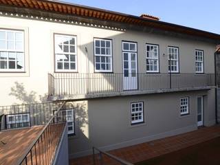 Reabilitação do Património Arquitectónico - Casa dos Araújo e Abreu - Centro Histórico de Guimarães, Atelier fernando alves arquitecto l.da Atelier fernando alves arquitecto l.da Modern Evler