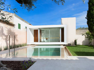 Piscina y estudio SM, Joan Miquel Segui Arquitecte Joan Miquel Segui Arquitecte モダンスタイルの プール