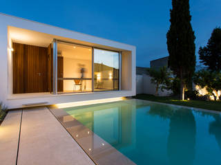 Piscina y estudio SM, Joan Miquel Segui Arquitecte Joan Miquel Segui Arquitecte モダンスタイルの プール 石