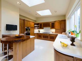 Walnut Curved Kitchen with White Corian Worktops, George Bond Interior Design George Bond Interior Design Modern kitchen