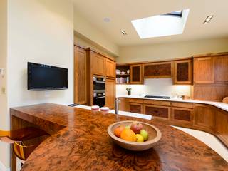 Walnut Curved Kitchen with White Corian Worktops, George Bond Interior Design George Bond Interior Design Kitchen