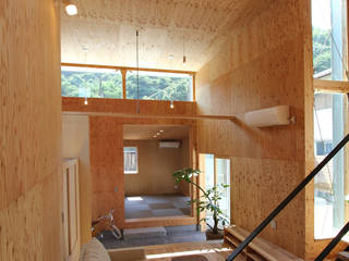 三葛の家, 環境建築計画 環境建築計画 モダンデザインの リビング 木材・プラスチック複合ボード 木目調