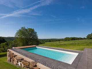 Hanglage - Ein GFK Pool eingebettet in der Natur, Hesselbach GmbH Hesselbach GmbH Piscinas de estilo ecléctico Plástico