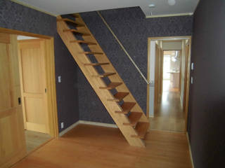 グリーンゲイブルズ＠関, SSD建築士事務所株式会社 SSD建築士事務所株式会社 Modern corridor, hallway & stairs Wood Wood effect