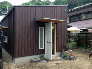 「駅前ロータリーの小さな小屋」田浦の家, アーキラボ 一級建築士事務所 アーキラボ 一級建築士事務所 商业空间 木頭 Wood effect
