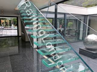 Glass stairs, Railing London Ltd Railing London Ltd モダンスタイルの 玄関&廊下&階段 ガラス