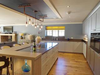 A contemporary design with copper accents, PTC Kitchens PTC Kitchens Nhà bếp phong cách hiện đại