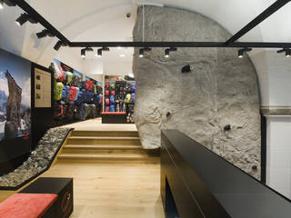 Mammut Sports Group Store Concept, INpuls interior design & architecture INpuls interior design & architecture Commercial spaces