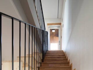 용인 흥덕 고양이 마당을 품은 ㄱ자집, 리슈건축 리슈건축 Modern Corridor, Hallway and Staircase
