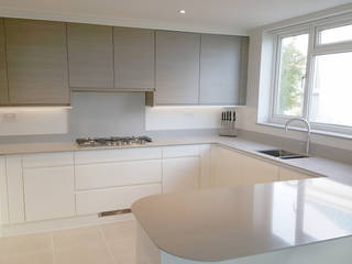 Warm Grey Oak and High Gloss Cream handleless kitchen, Meridien Interiors Ltd Meridien Interiors Ltd Modern kitchen