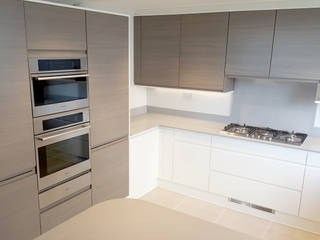 Warm Grey Oak and High Gloss Cream handleless kitchen, Meridien Interiors Ltd Meridien Interiors Ltd Modern kitchen