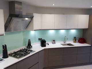 Modern Handleless White Gloss & Dark Elm Kitchen Door With White Quartz Worktop, Meridien Interiors Ltd Meridien Interiors Ltd Cucina moderna