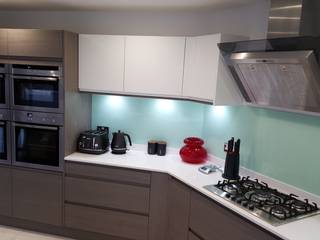 Modern Handleless White Gloss & Dark Elm Kitchen Door With White Quartz Worktop, Meridien Interiors Ltd Meridien Interiors Ltd Modern Mutfak