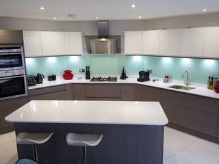 Modern Handleless White Gloss & Dark Elm Kitchen Door With White Quartz Worktop, Meridien Interiors Ltd Meridien Interiors Ltd モダンな キッチン