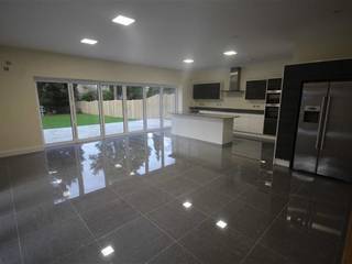 Handleless Modern Bright White and Dark Elm Kitchen, Ashley Heath Ringwood, Meridien Interiors Ltd Meridien Interiors Ltd Cucina moderna