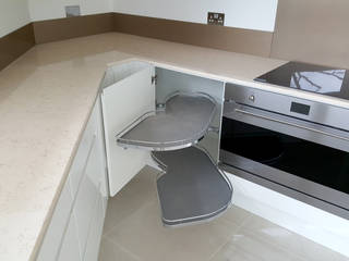 Modern White & Dark Elm Kitchen, Silestone Worktops & Gold Splashbacks, Meridien Interiors Ltd Meridien Interiors Ltd モダンな キッチン