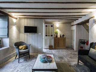 Miner's Cottage II, design storey design storey ラスティックデザインの リビング