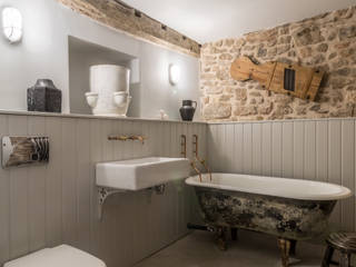 Miner's Cottage II: Master Bathroom design storey Rustieke badkamers shabby chic bathroom