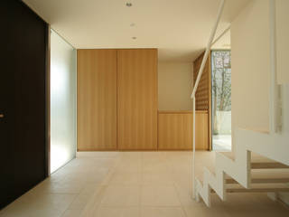 TAKE ONE, Atelier Square Atelier Square Modern Corridor, Hallway and Staircase Tiles White
